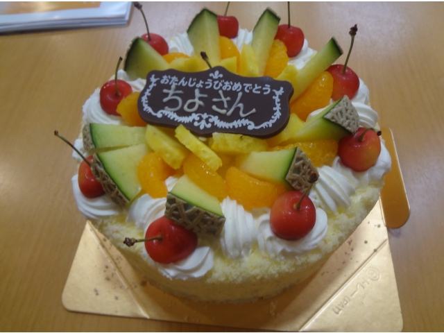 フルーツいっぱいのおいしそうなケーキ