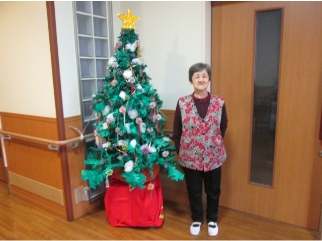 正面玄関には養護制作　すべて折り紙で作ったクリスマスツリー！