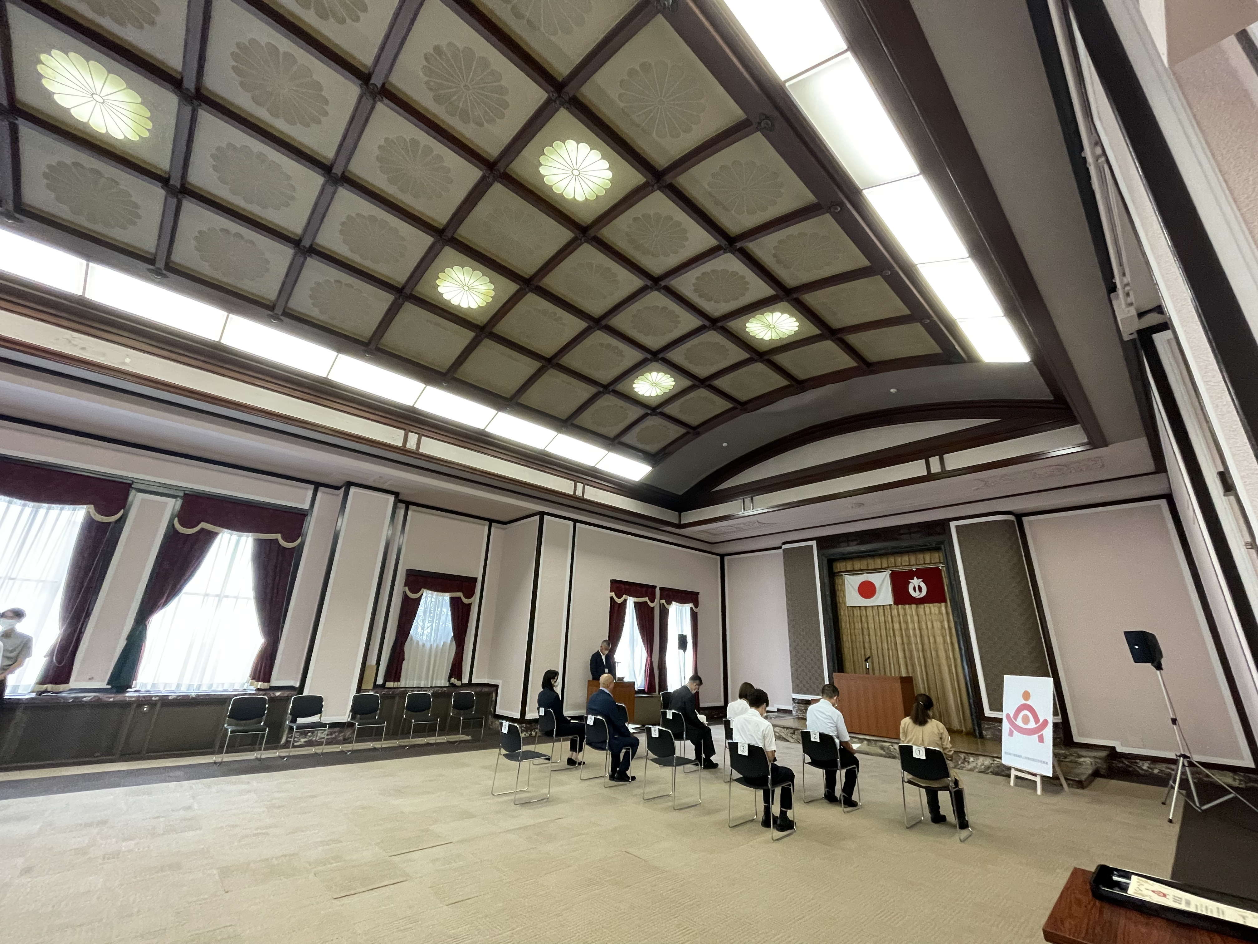 愛知県庁の「正庁」に初めて入室しました。正庁とは「正面の大広間・表座敷」という意味も初めて知りました。アーチ型の格天井や装飾飾りなどが創建当時（昭和13年）のまま残っているそうです。