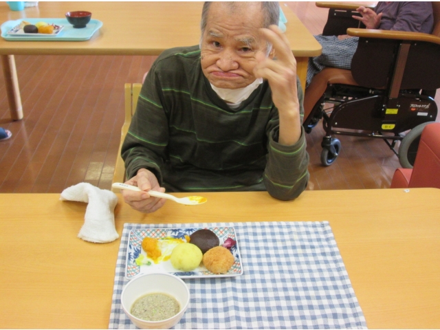 食べたいけれど、ポーズをとってくれてます✨