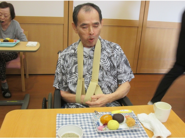 お汁の配膳を待ちます。早く食べたいです🎵