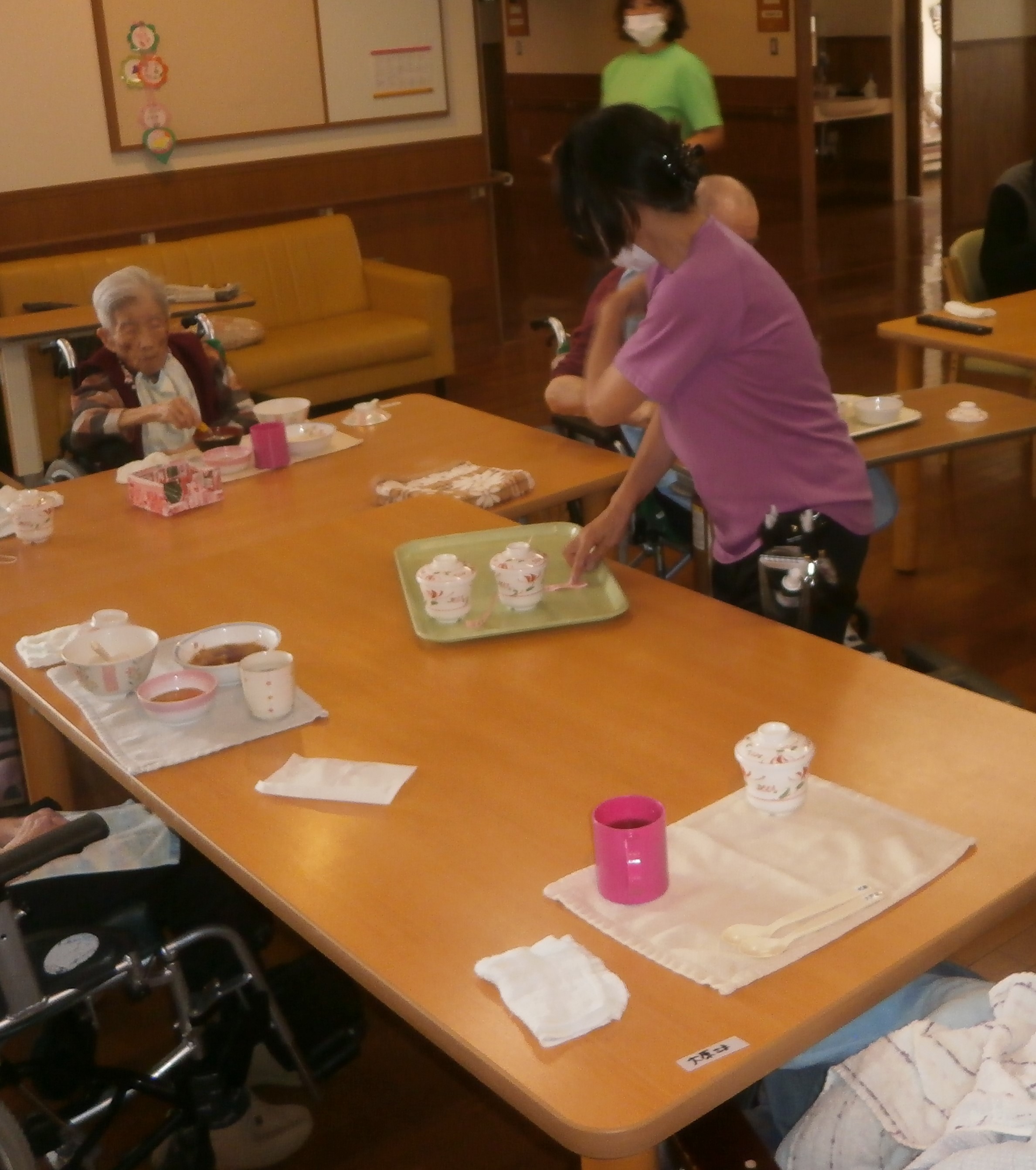 「茶碗蒸し」から配膳です。