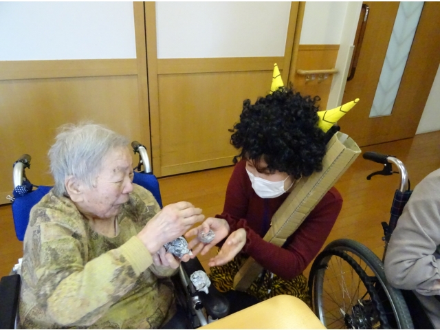 優しく渡してくれます