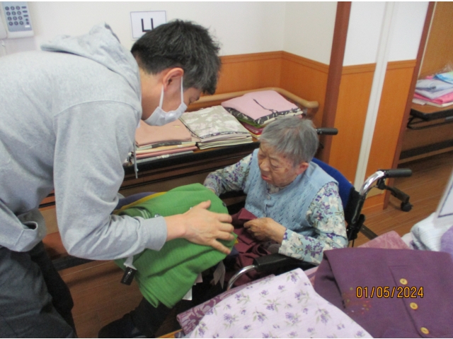 これなんかどう？　こっちがいいな。