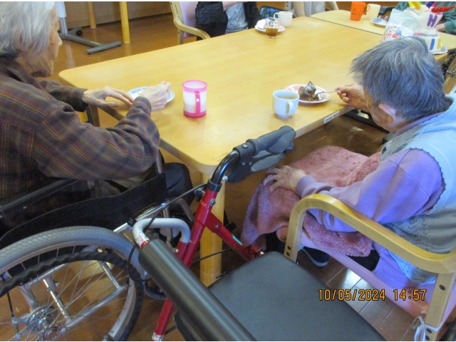 お茶をしながら会話も弾みます☕