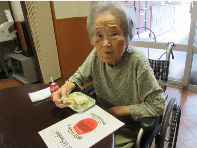 食べた後に読もうとそばに置きます。