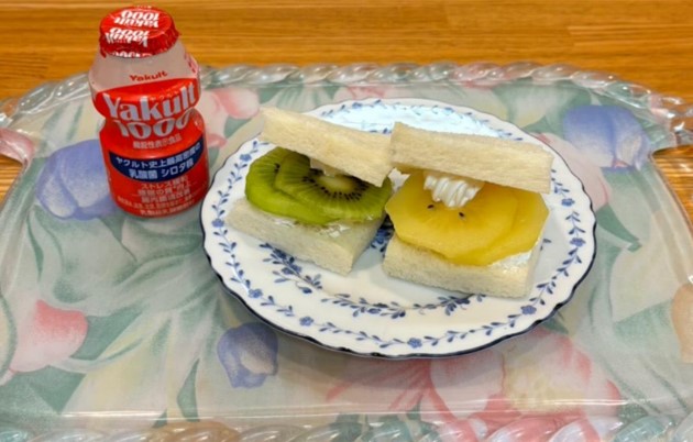 エネルギー212kcal、たんぱく質4.7g、脂質7.1g、炭水化物35.0g、食塩相当量0.4g、ビタミンC42㎎、食物繊維2.1g