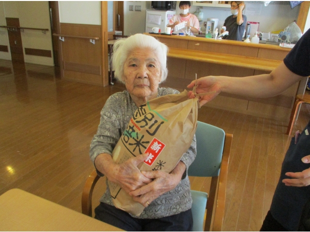 しっかりと抱きしめてます😠