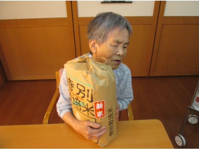 お、おもい～💦10㌔のお米、持ち上げられるかな？？