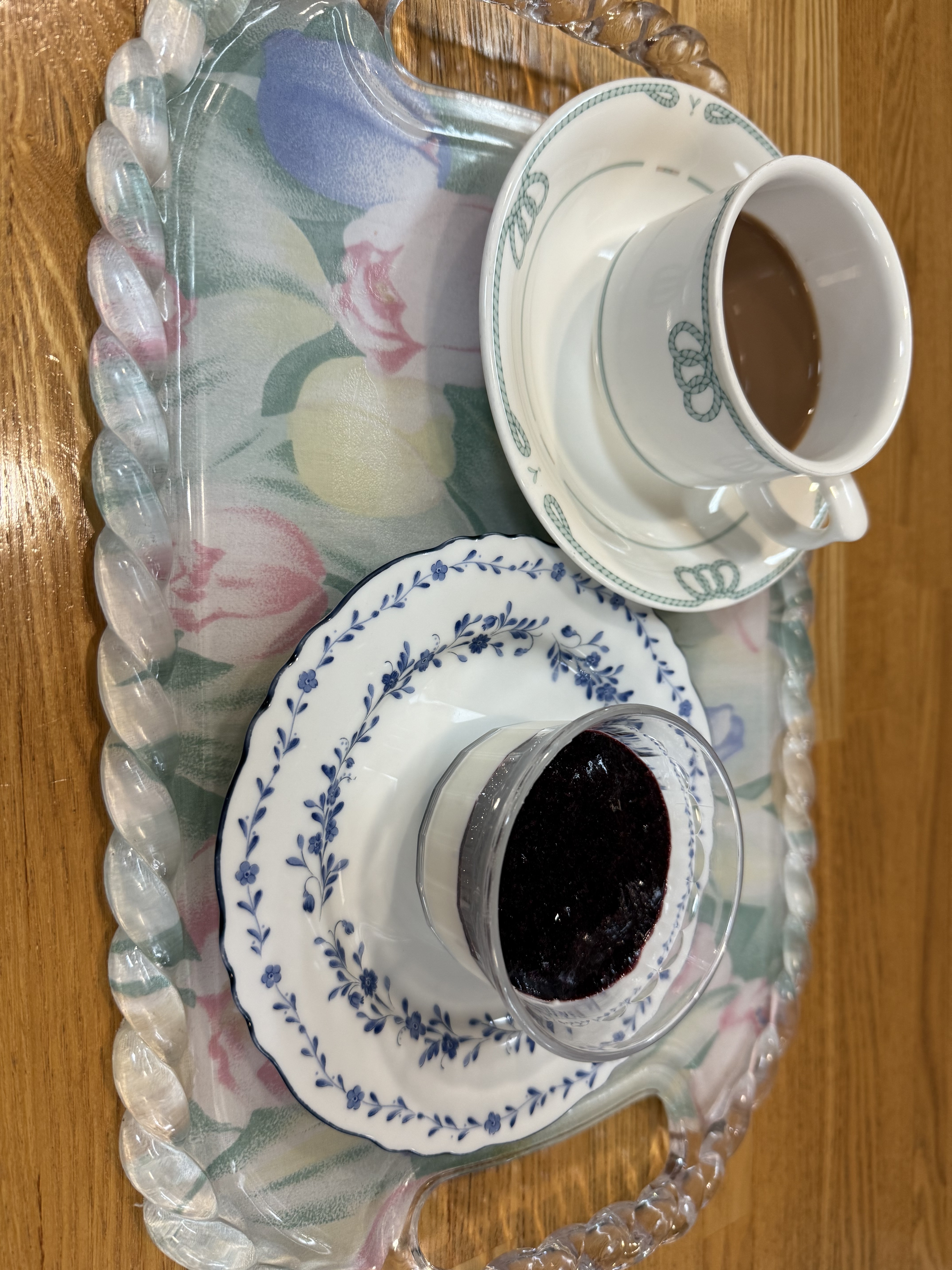 【レアチーズケーキ】エネルギー：171kcal、たんぱく質：4.4g、脂質：11.6g、炭水化物：15.3g、食物繊維：1.0g、カルシウム：60.5mg、食塩相当量:0.2g