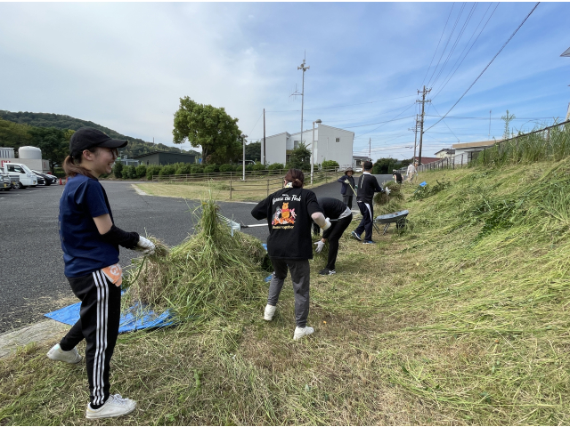 刈った大量の草を集めるのも重労働💦💦