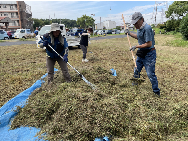 草が山盛り😲トラックに持ち上げるのも一苦労💦明日は筋肉痛だ～😢
