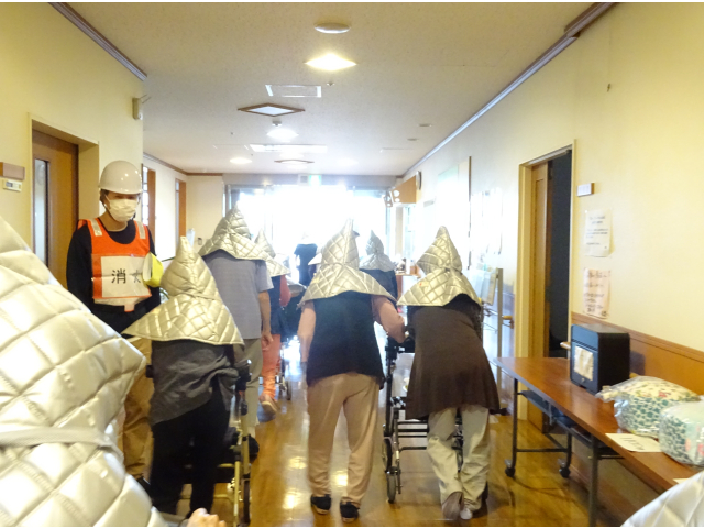 慌てず。騒がず。職員の誘導に従って外に出ます。