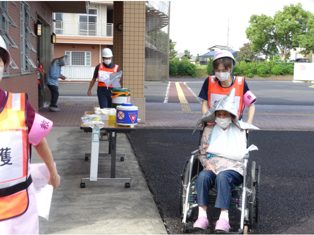 けが人搬出の訓練。こんなことにはならないことが一番です。