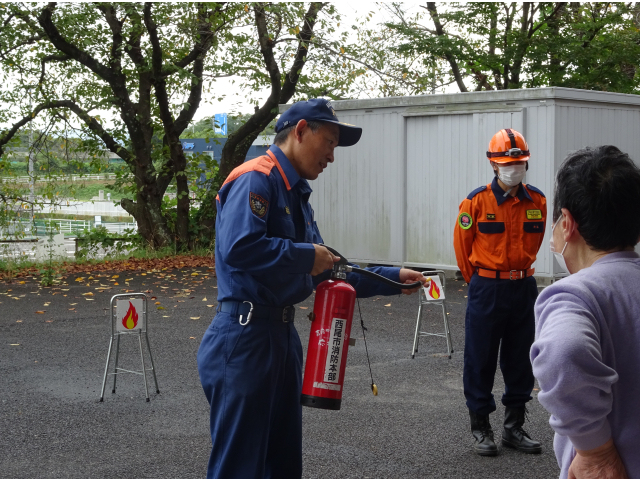消火器の使い方です。逃げ道確保は確実に！