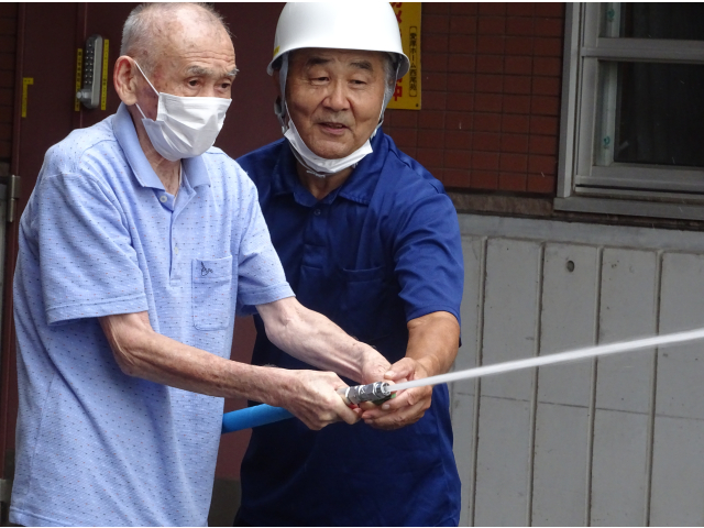 水の勢いが強いのでしっかりともって！