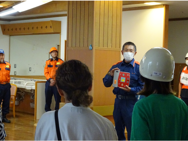 AEDについての説明を受けます。