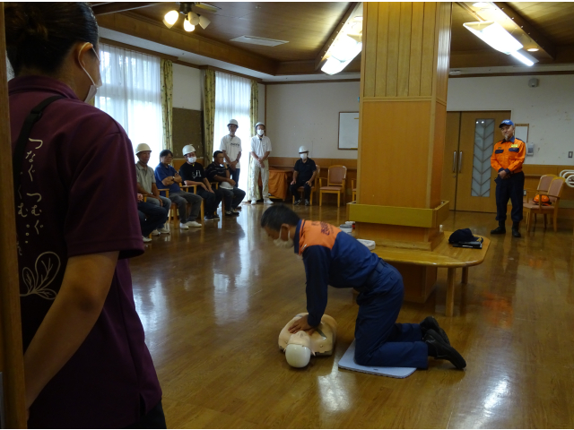 心臓マッサージはしっかりと圧をかけて。