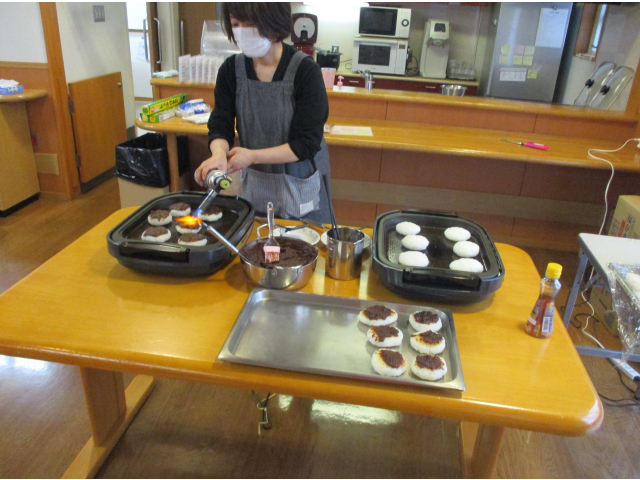 次々焼いていきます！いい匂いがしてきた～😆