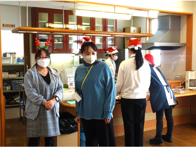 職員はサンタの帽子をかぶります。