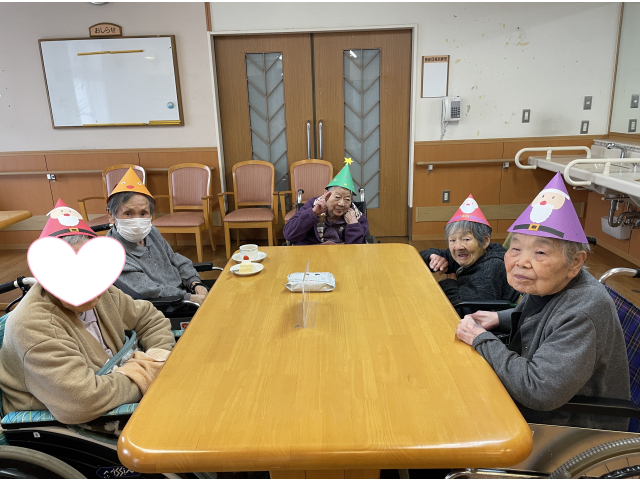 作った帽子をそれぞれかぶってハイチーズ！雰囲気は一気にクリスマス🎄です⛄