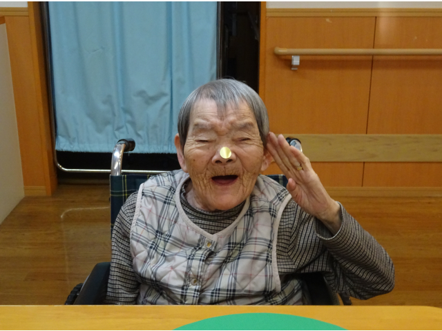 このシールは・・・ここ！ツリーではなく、鼻に貼ってご満悦？！ツリーに貼ってー🤣