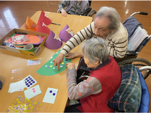👵🏽空いてるところがいっぱい。もっとダイナミックに貼らなくちゃ！👵🏻この辺は同じ色になっちゃうもん。