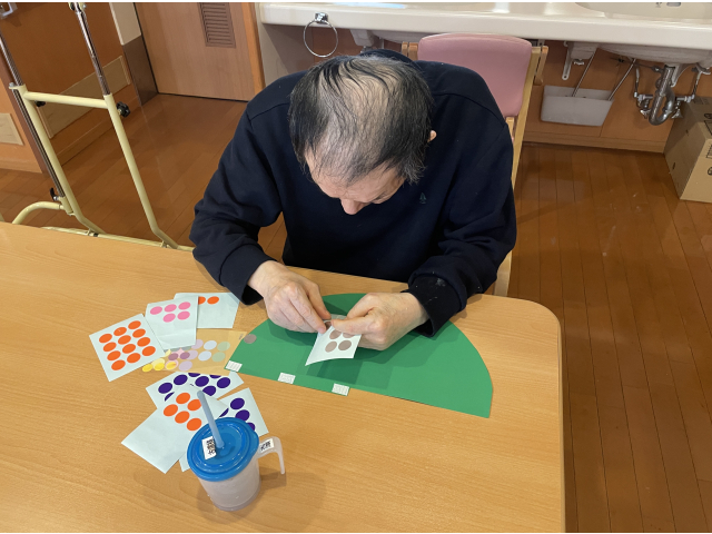 几帳面におおざっぱ、貼り方にも性格が出ます。普段とは違う一面がみられて面白い時間でした😊