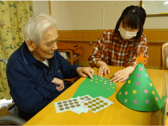 こっちに貼ろうか「うん。ピチョン！」この辺も！「うん！ピチョン！」効果音付きで貼り付けている人もいました🎄