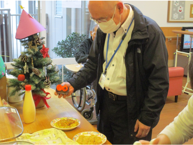 苑長は仕上げのソースをかけます👨‍🍳