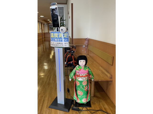 可愛い市松さんが体温計の隣でお出迎え💕挨拶は明るいうちに💦