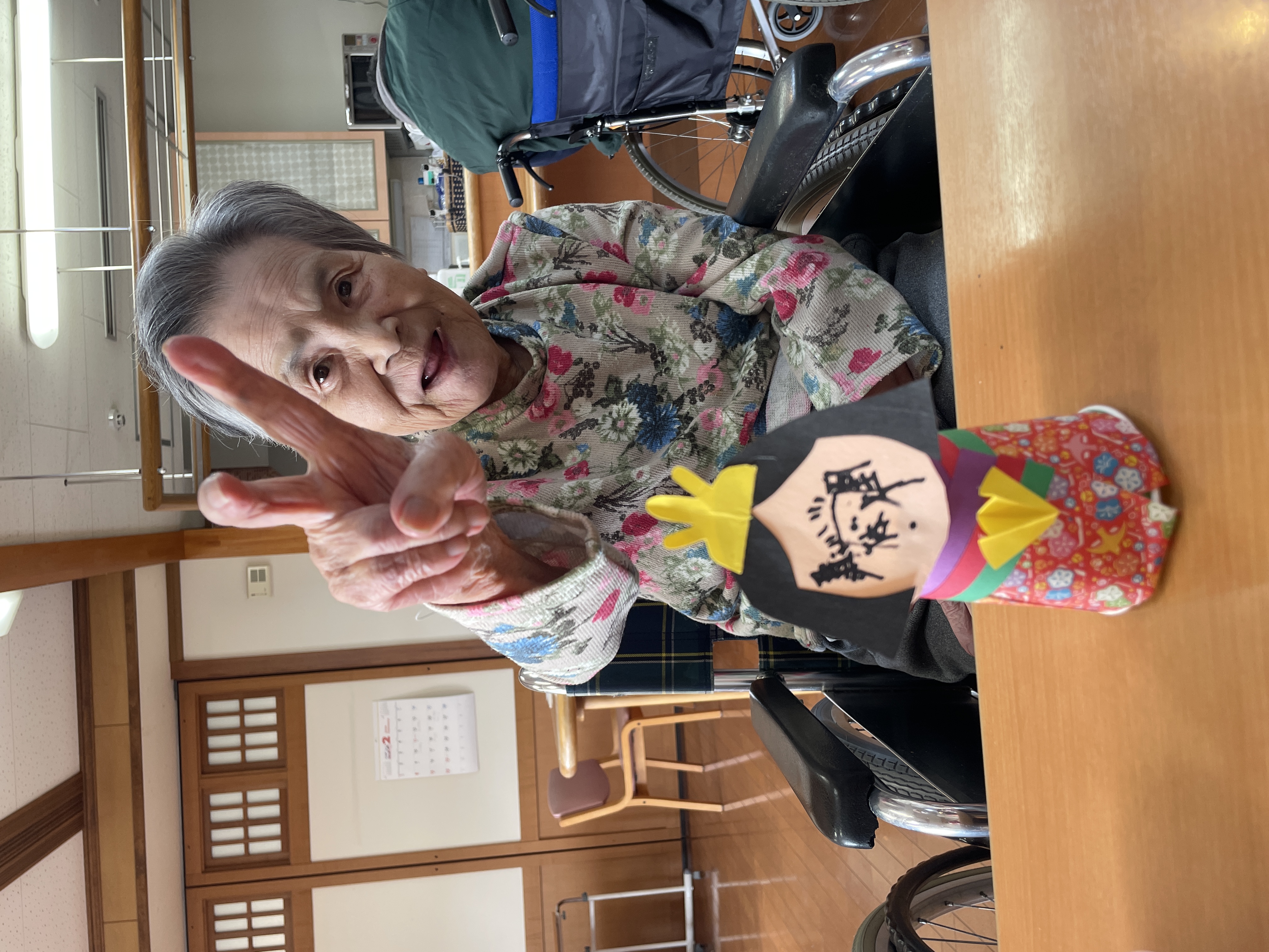 確かに言いました。“目”と“はな”と“口”を書いてくださいと・・・まさかの、字で表現！そうきたか～！一本取られました😵