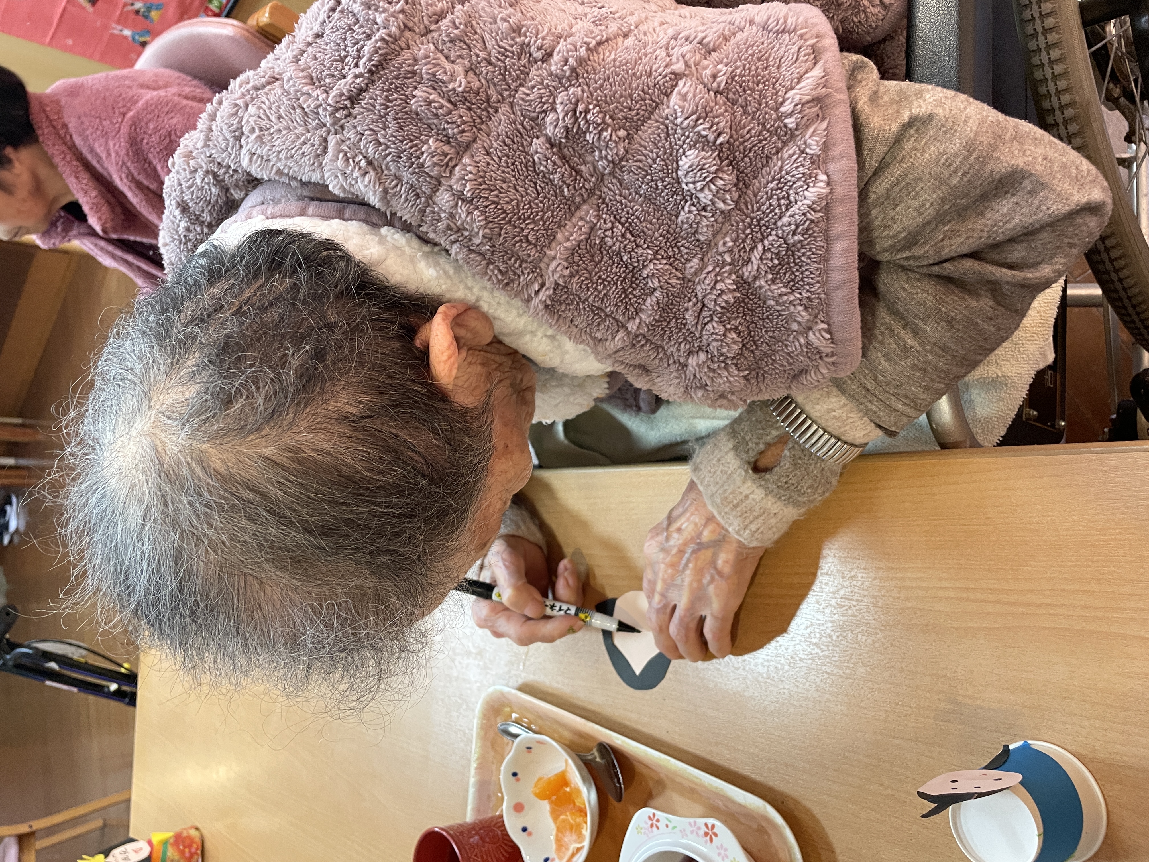 顔を書き入れます。どんな顔にしようかな～