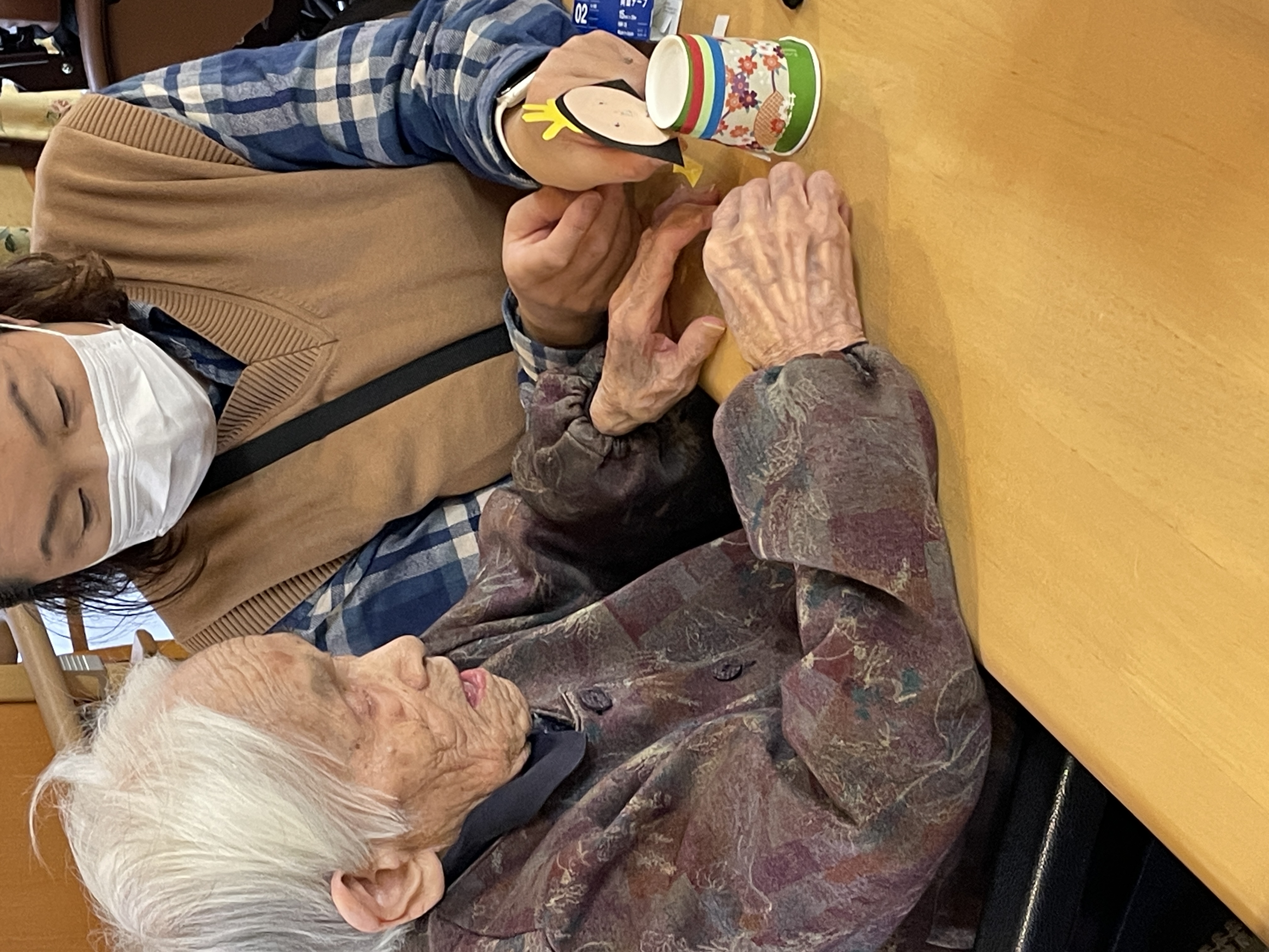 職員に手伝ってもらいながら扇をつけて・・・完成までもう少し！