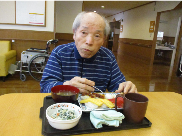 大好きなエビから食べます🦐