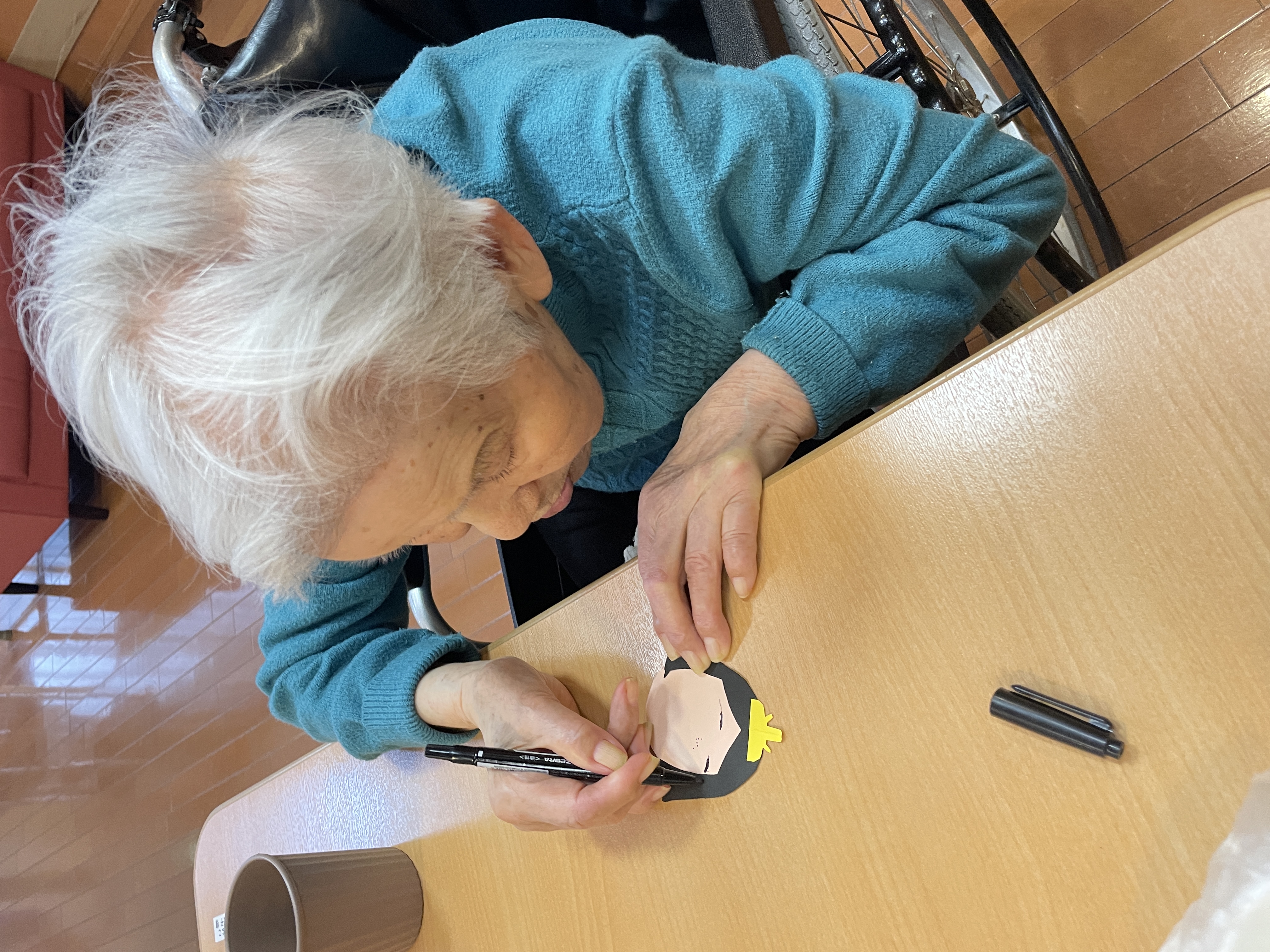 真剣に顔を書き入れています🧐