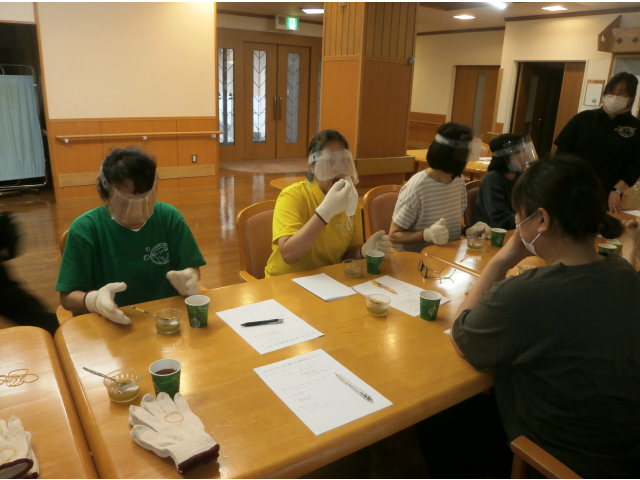 ゴーグル、手袋などを装着して、いざ実食！「ハイどうぞ！」出されたものの熱さが分からず「怖い！！」という声も