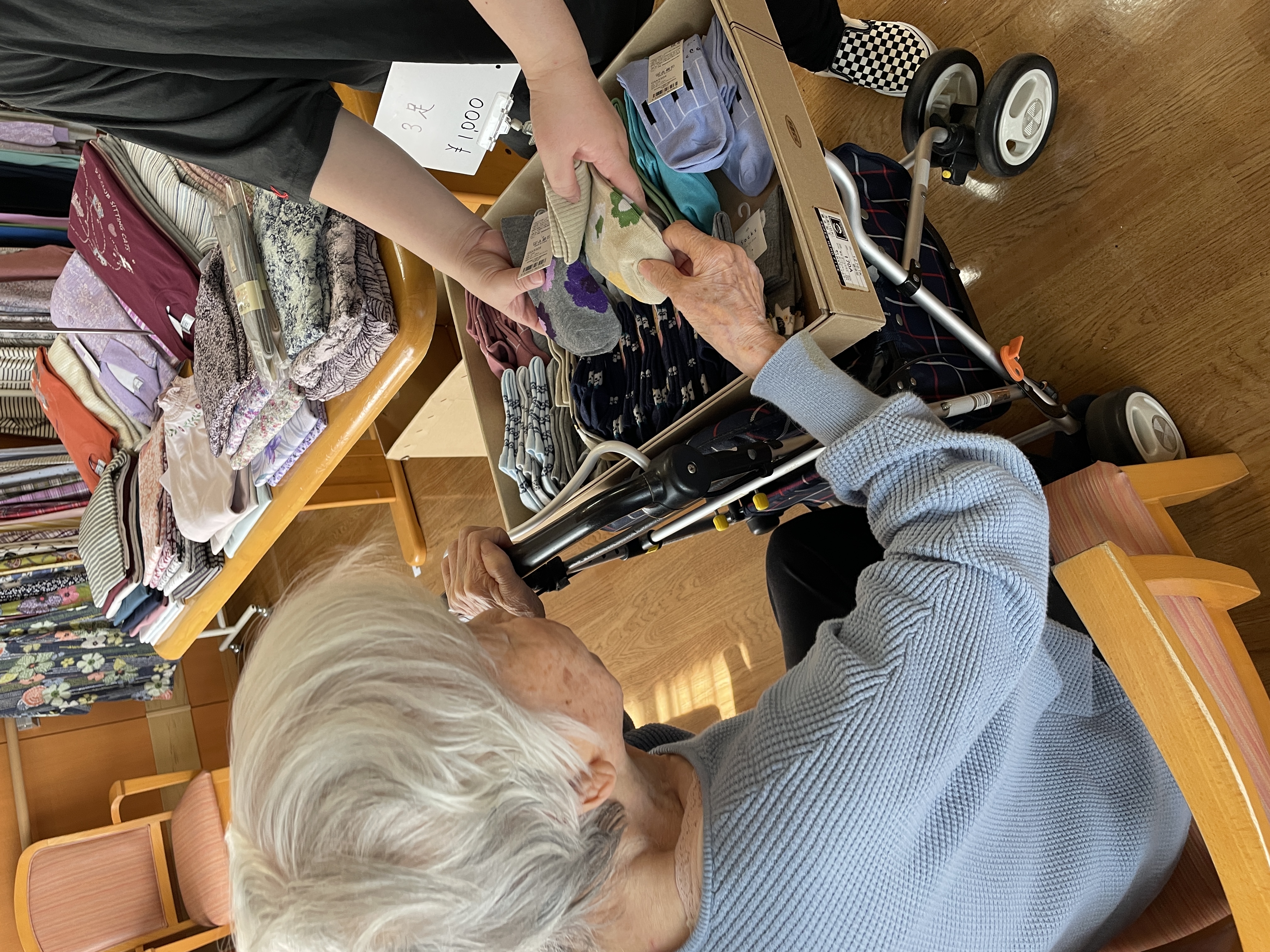 👵🏻いつもと違うやつがいいねぇ。💁🏻‍♀️花柄にする？いっそ、明るい色にする？？👵🏻花柄にしようかな！