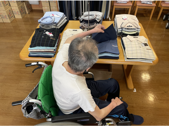 試着する気満々で薄着できたのかと思いきや・・・普通に暑かったからでした😵無地がいいなぁ🤔ノリノリで探します。