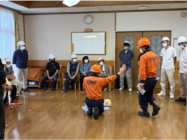 周囲に助けを求めます。あなたはAEDを！あなたは119番に連絡を！