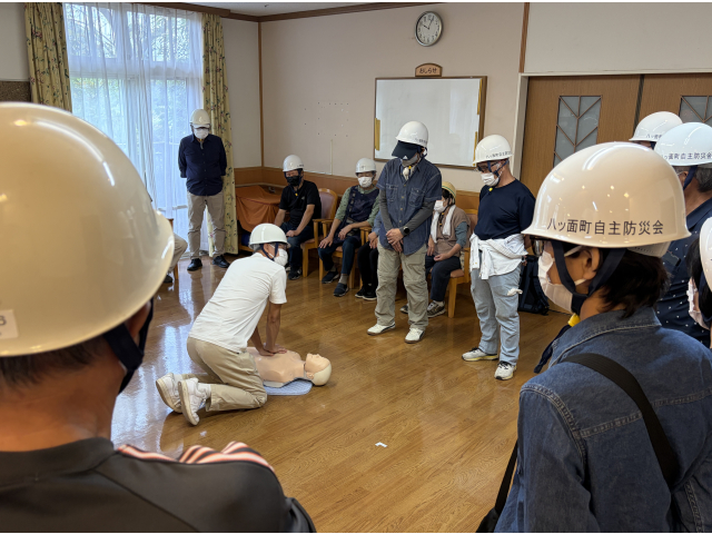 呼吸無し！心肺蘇生開始！30回1セット　かなりの重労働交代で行います　人手は多いほうがいい！