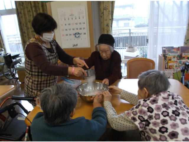 みんなで協力して生地を混ぜます「疲れたら交代しましょう」.