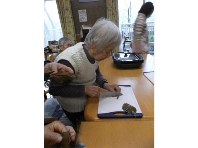 桜の葉を細かく刻みます「いい香りがするねぇ」