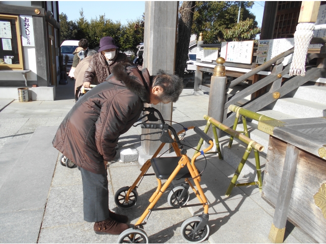 深々と頭を下げます