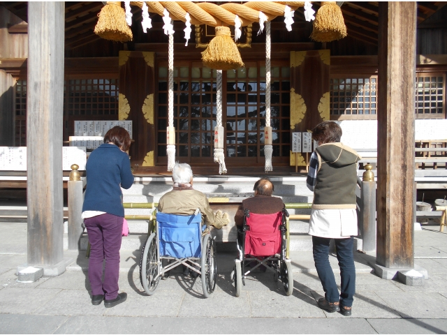 車いすの方も並んでお参り