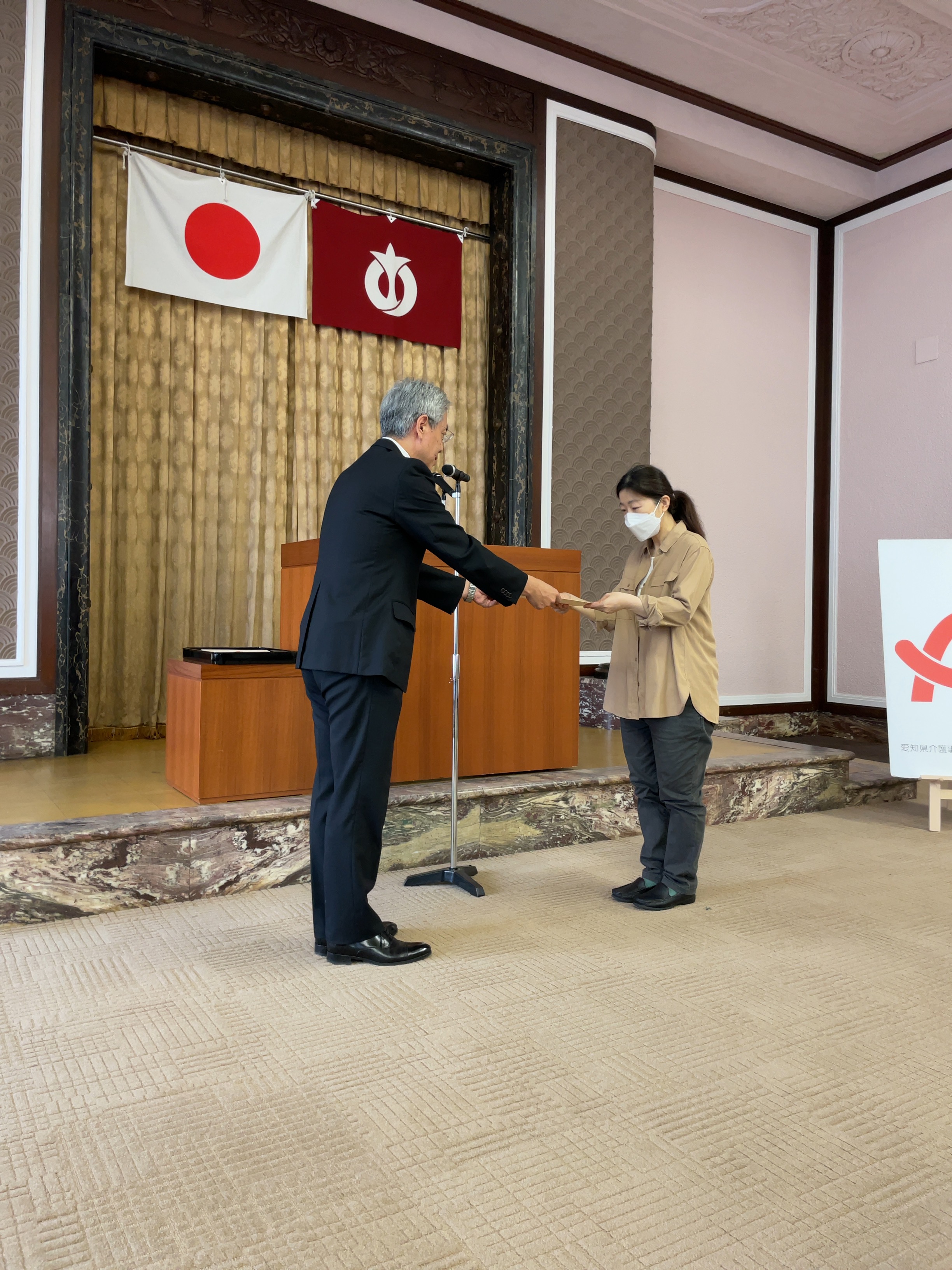 植羅福祉局長から認定証をいただきました。