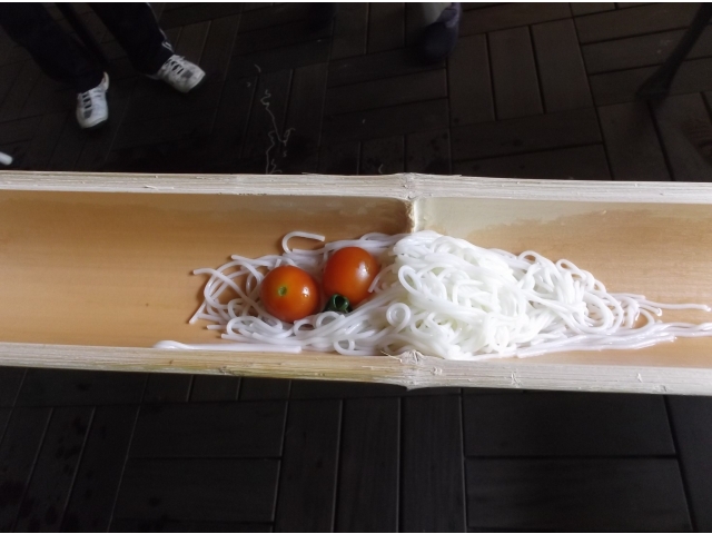 皆さんが畑で育てたトマトも流れます～