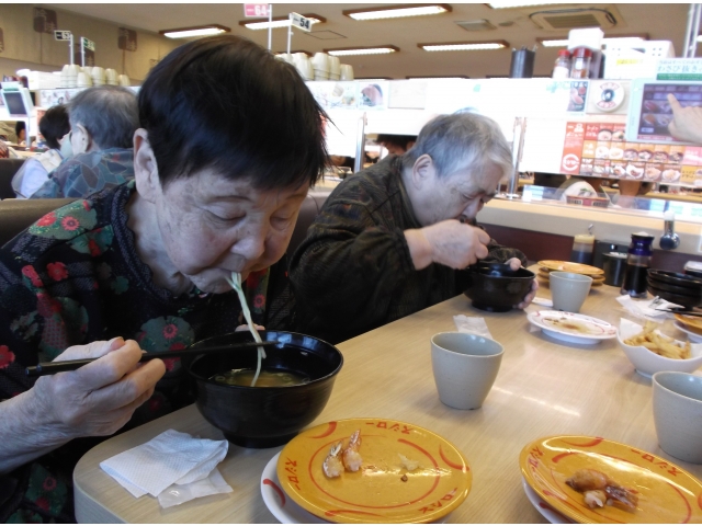 寿司だけじゃなくって、ラーメンも美味しいらしいよ。「どれどれ・・・」