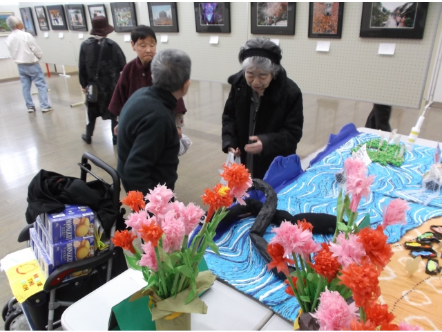 出展した作品を見るために外出もしました
真剣に鑑賞されていました