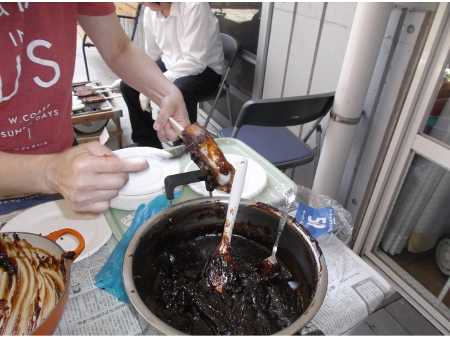 中庭で素焼きしたものに栄養士さん特製のねぎ味噌を塗って二度焼き